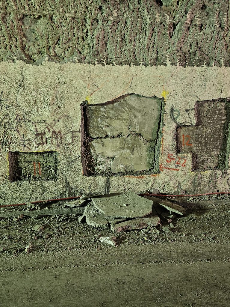 The result of using hand lances with ultra high-pressure water on the tunnel side walls.