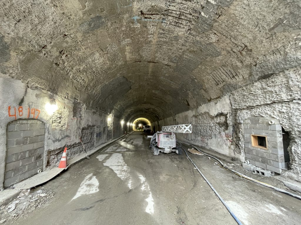 The tunnel arch after hydrodemolition was completed.